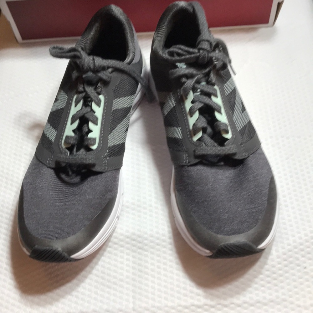 New Balance Women’s 715v3 size 7 new sneakers.